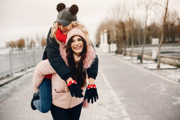 Due ragazze eleganti riposano in una città