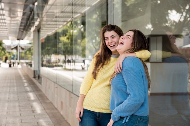 Due ragazze in ambiente urbano