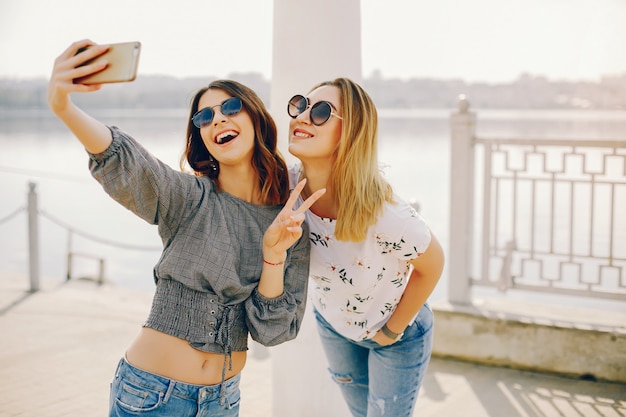 due ragazze in un parco estivo