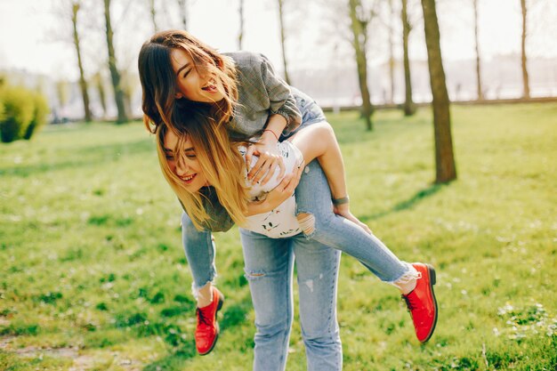 due ragazze in un parco estivo