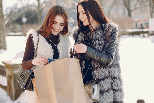 Due ragazze in una città