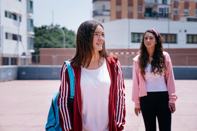 Due ragazze nel cortile scolastico