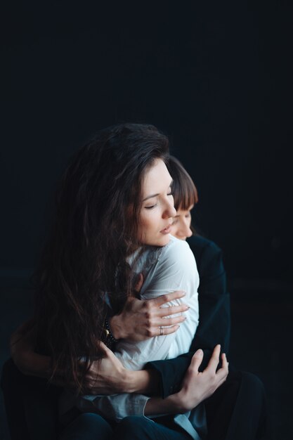 Due ragazze si abbracciano teneramente