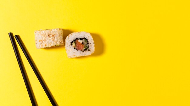 Due rotoli di sushi con copia-spazio