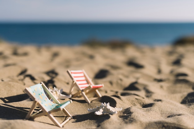 Due sedie a sdraio sulla spiaggia