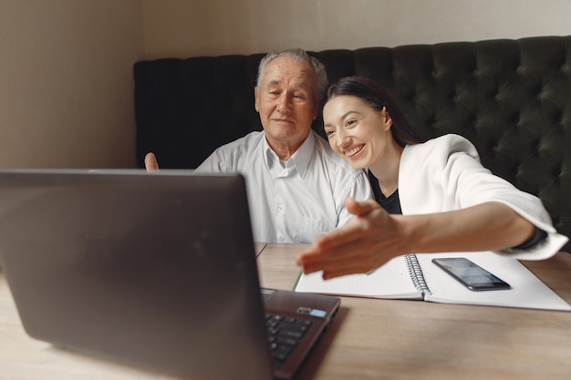 Due soci d'affari che lavorano con un computer portatile in un caffè