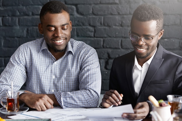 Due soci d'affari di successo che hanno una conversazione positiva