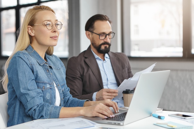 Due soci in affari fanno il lavoro di ufficio