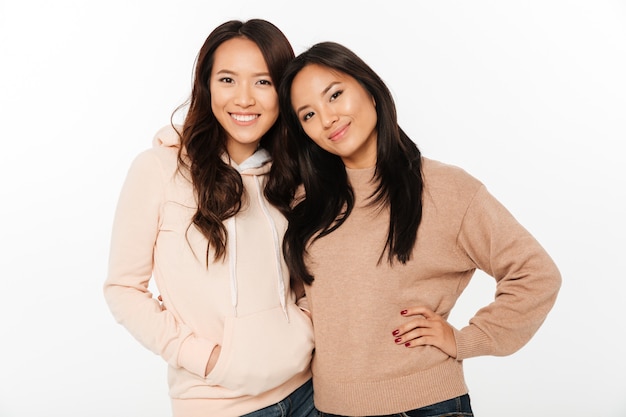 Due sorelle asiatiche piuttosto allegre delle signore