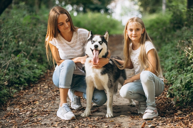 Due sorelle con il loro cane nel parco