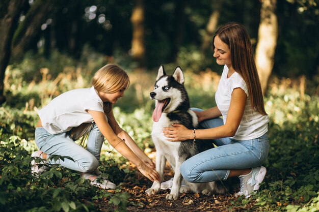 Due sorelle con il loro cane nel parco