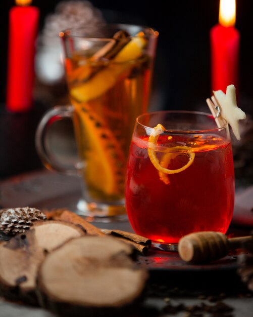 Due tipi di cocktail rossi e gialli a lume di candela rosso.