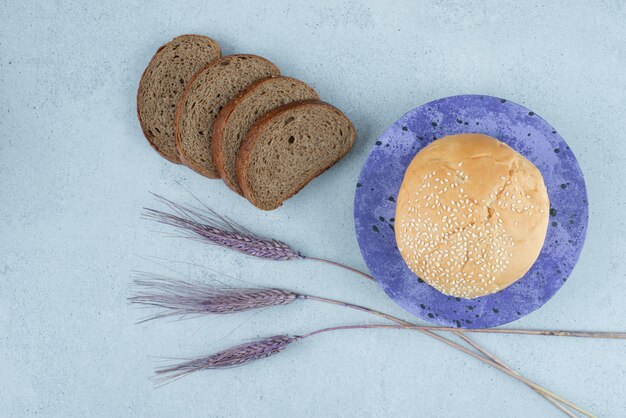 Due tipi di pane sulla superficie di pietra con grano