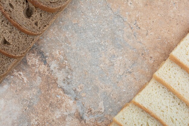 Due tipi di pane tostato su sfondo marmo