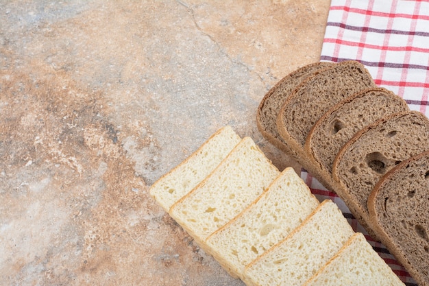 Due tipi di pane tostato sulla tovaglia