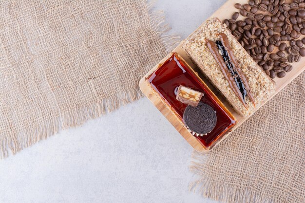 Due torte e chicchi di caffè sulla tavola di legno.