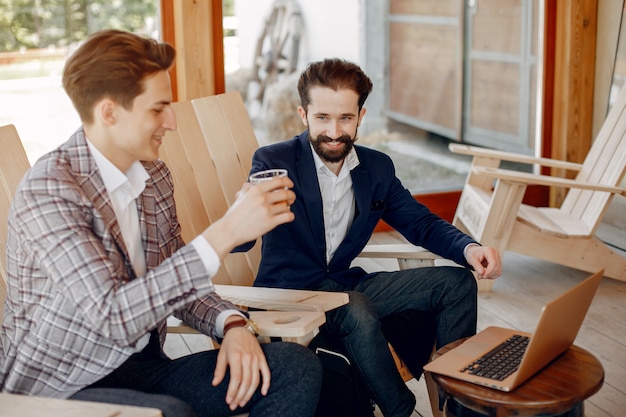 Due uomini d'affari che lavorano in ufficio