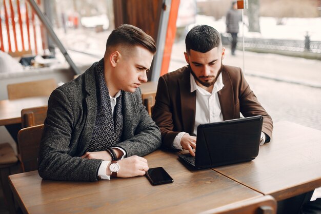 Due uomini d&#39;affari che lavorano in un caffè