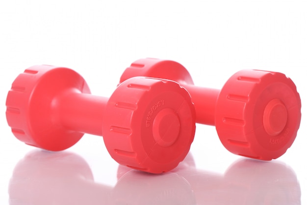 Dumbbells rossi su bianco