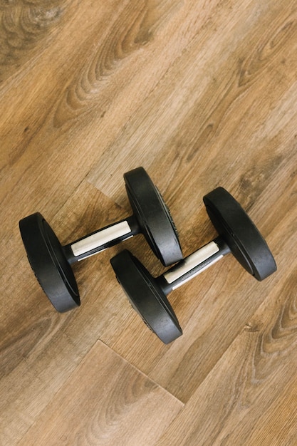 Dumbbells sul pavimento di legno