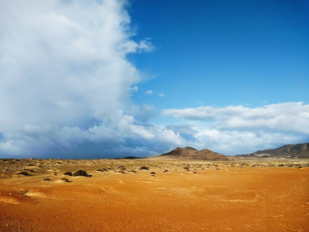 Dune e montagne in lontananza a Fuerteventura, Spagna.
