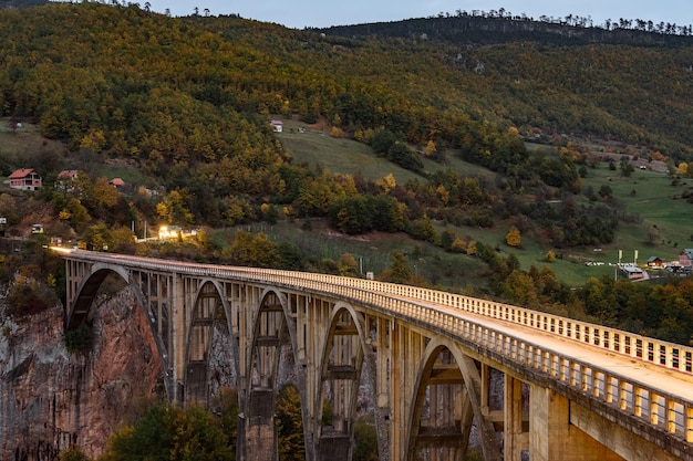 Durdevica Tara ponte ad arco nelle montagne autunnali del Montenegro