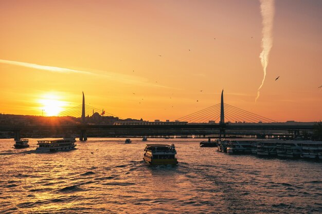 Eccezionale tramonto giallo del mare turco che volano gabbiani e barche che nuotano attraverso