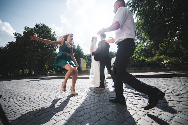 Foto gratuito eccitato persone che festeggiano il matrimonio
