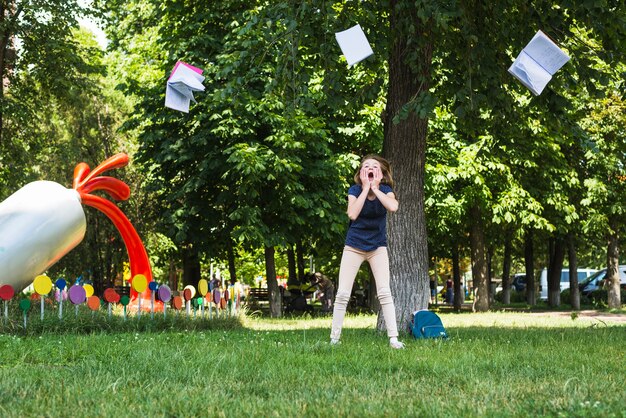 Eccitato ragazza e libro volare in aria