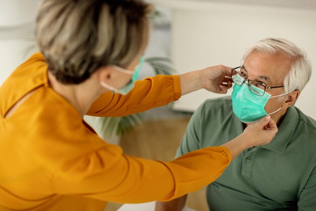 Ecco come dovresti indossare una maschera