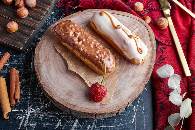 Eclairs con creme al latte e caramello.