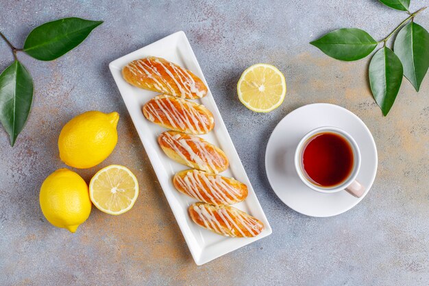 Eclairs o profiteroles con cioccolato bianco e cioccolato bianco con crema pasticcera all'interno