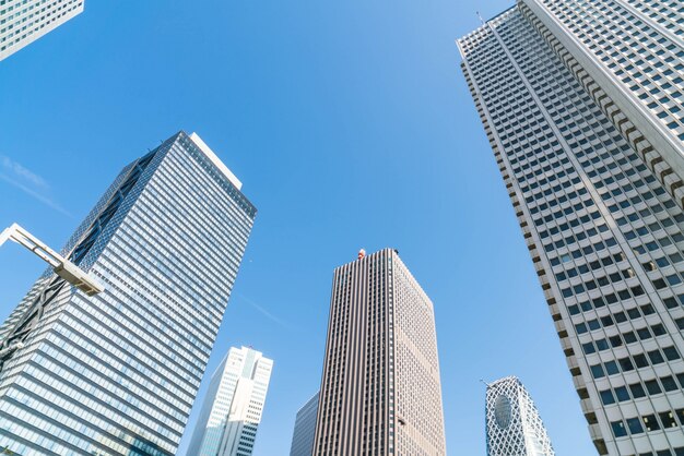 Edifici di alto livello e cielo blu - Shinjuku, Tokyo