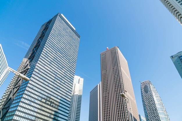 Edifici di alto livello e cielo blu - Shinjuku, Tokyo