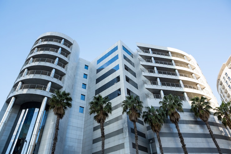 Foto gratuito edifici per uffici con architettura moderna