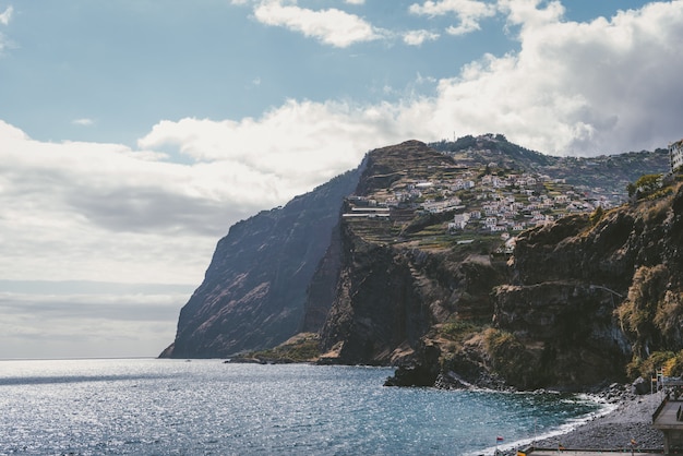 Edifici sulle montagne vicino al mare a Funchal, Madeira, Portogallo.