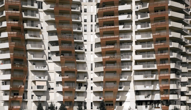 Edificio a spirale marrone e bianco