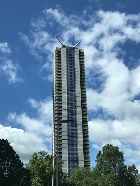 Edificio alto grattacielo all'interno dell'enorme città di Londra.