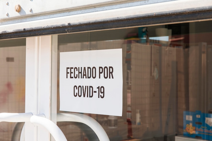 Foto gratuito edificio chiuso a causa di covid 19