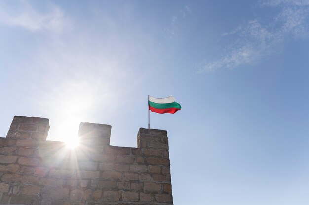 Edificio con bandiera bulgara all'esterno