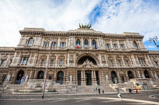 edificio culturale con lo sfondo del cielo