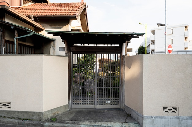 Edificio del Giappone dell'ingresso della casa con la recinzione