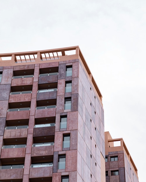 Edificio di appartamenti architettonici in città con copia spazio