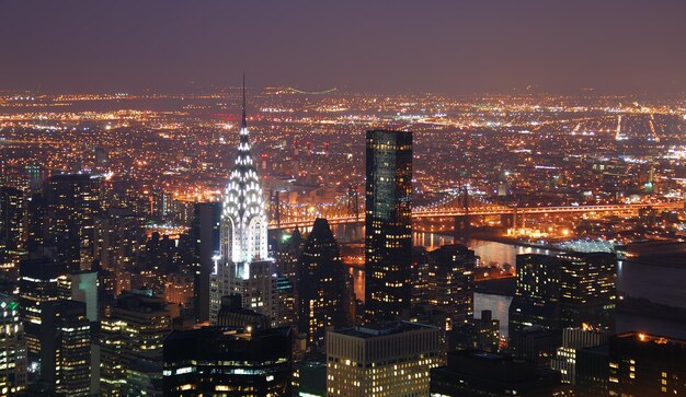 Edificio di New York City Manhattan Chrysler di notte