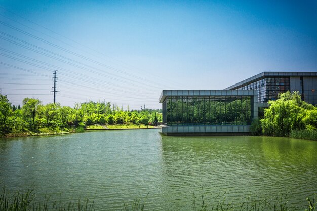 Edificio e lago