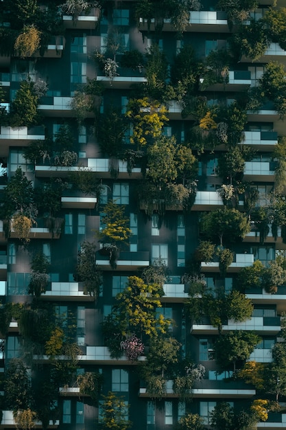 edificio futuristico con decorazioni naturali sulla facciata