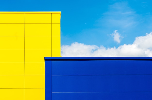 Edificio giallo e blu sotto un cielo azzurro e luce solare durante il giorno