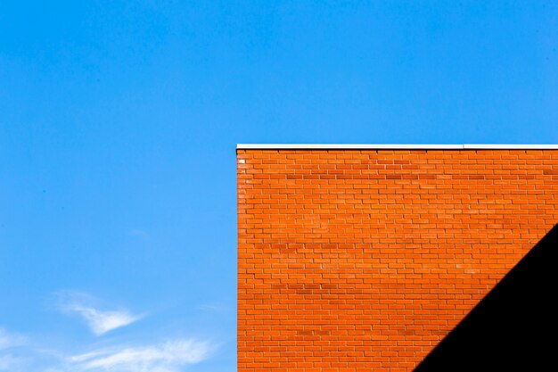 Edificio in mattoni arancione con ombra