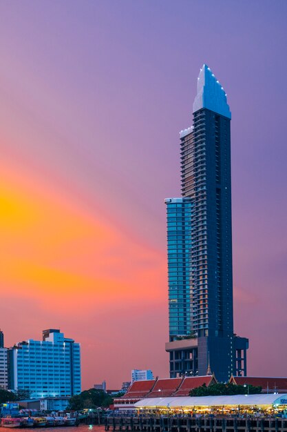 edificio lato fiume nel tramonto