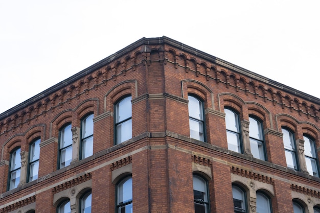 Edificio marrone sotto il cielo nuvoloso